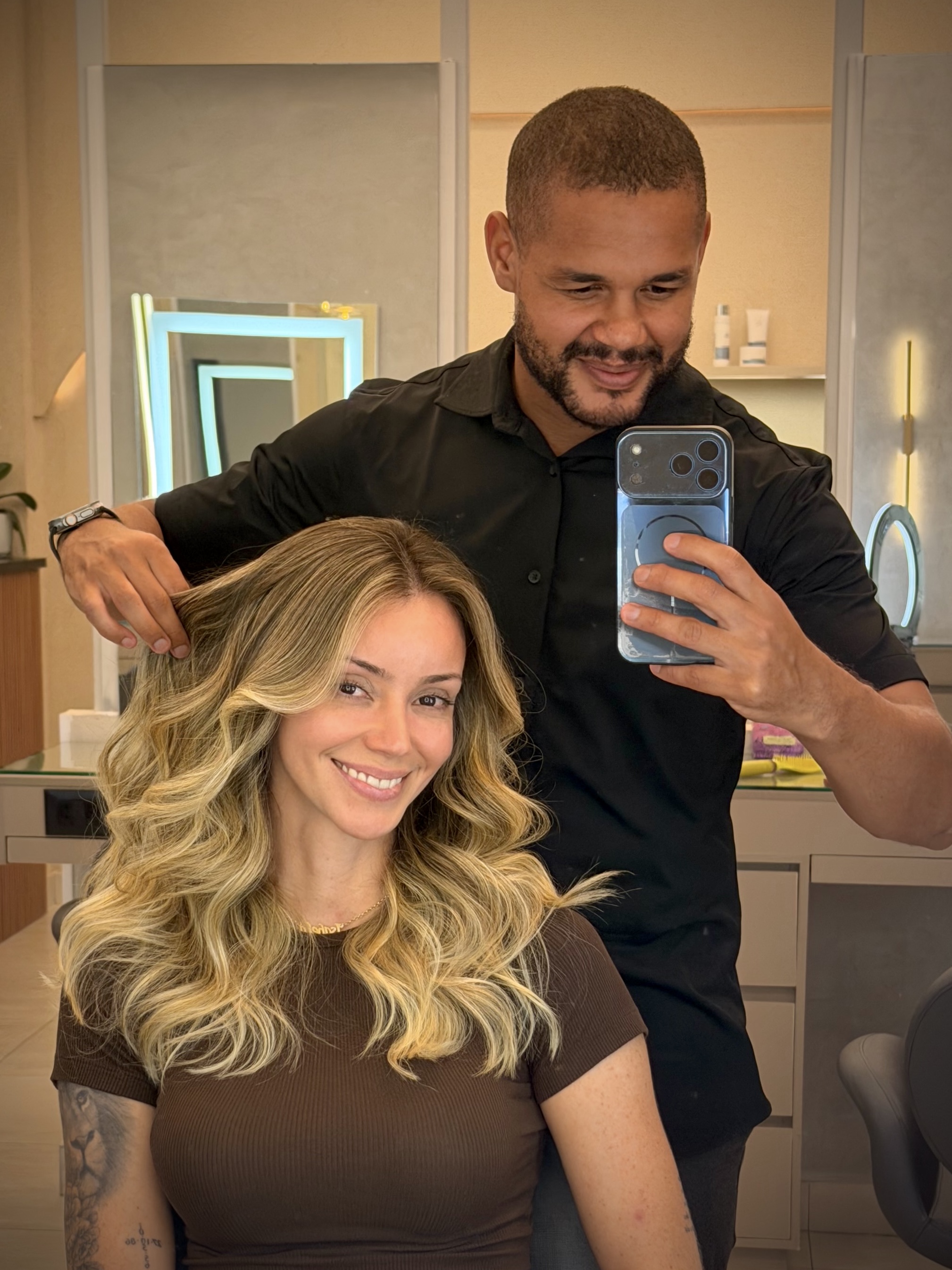 Jesus, cabeleireiro do Jesus Salon, finalizando o cabelo de uma cliente