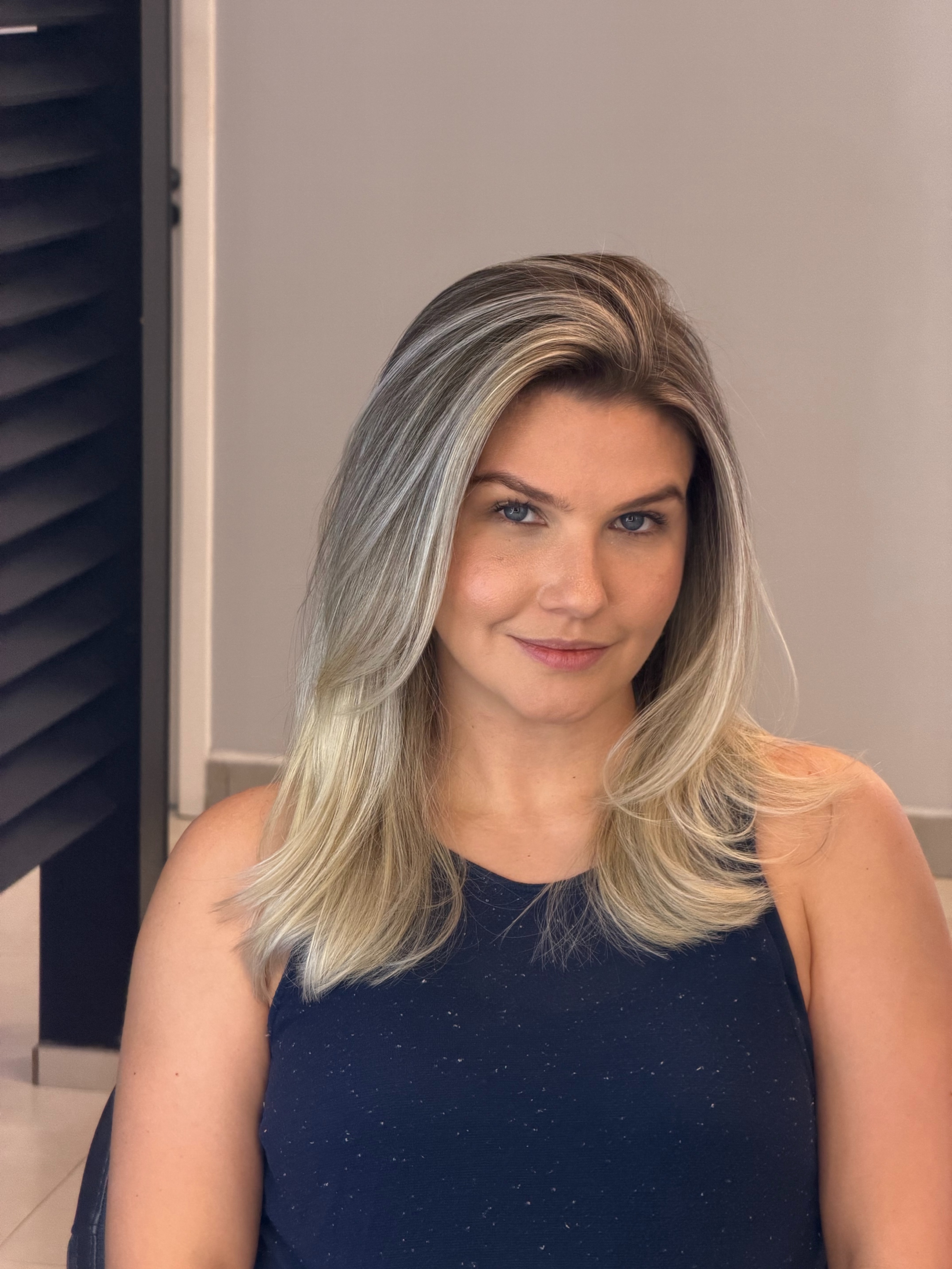 Loiro platinum liso - Jesus Salon Brasília