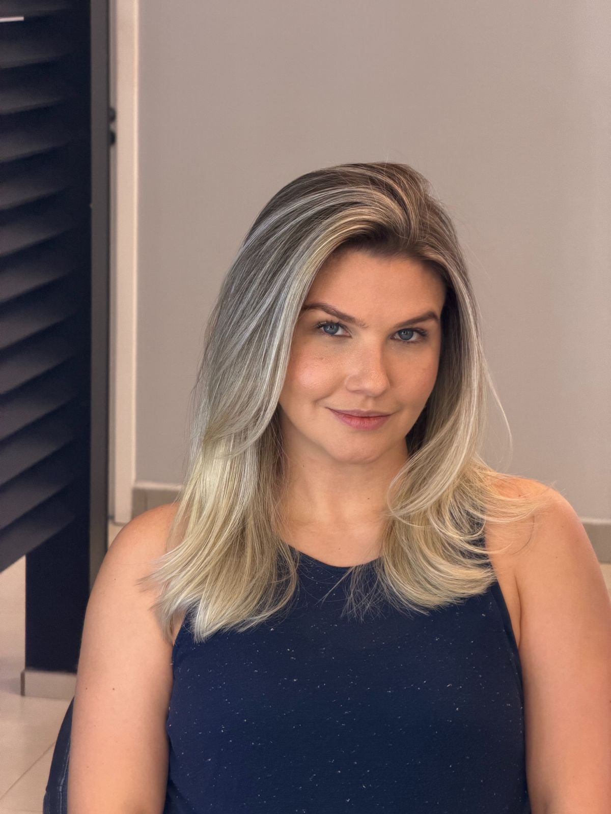 Mechas em cabelo liso platinado no Jesus Salon, Brasília