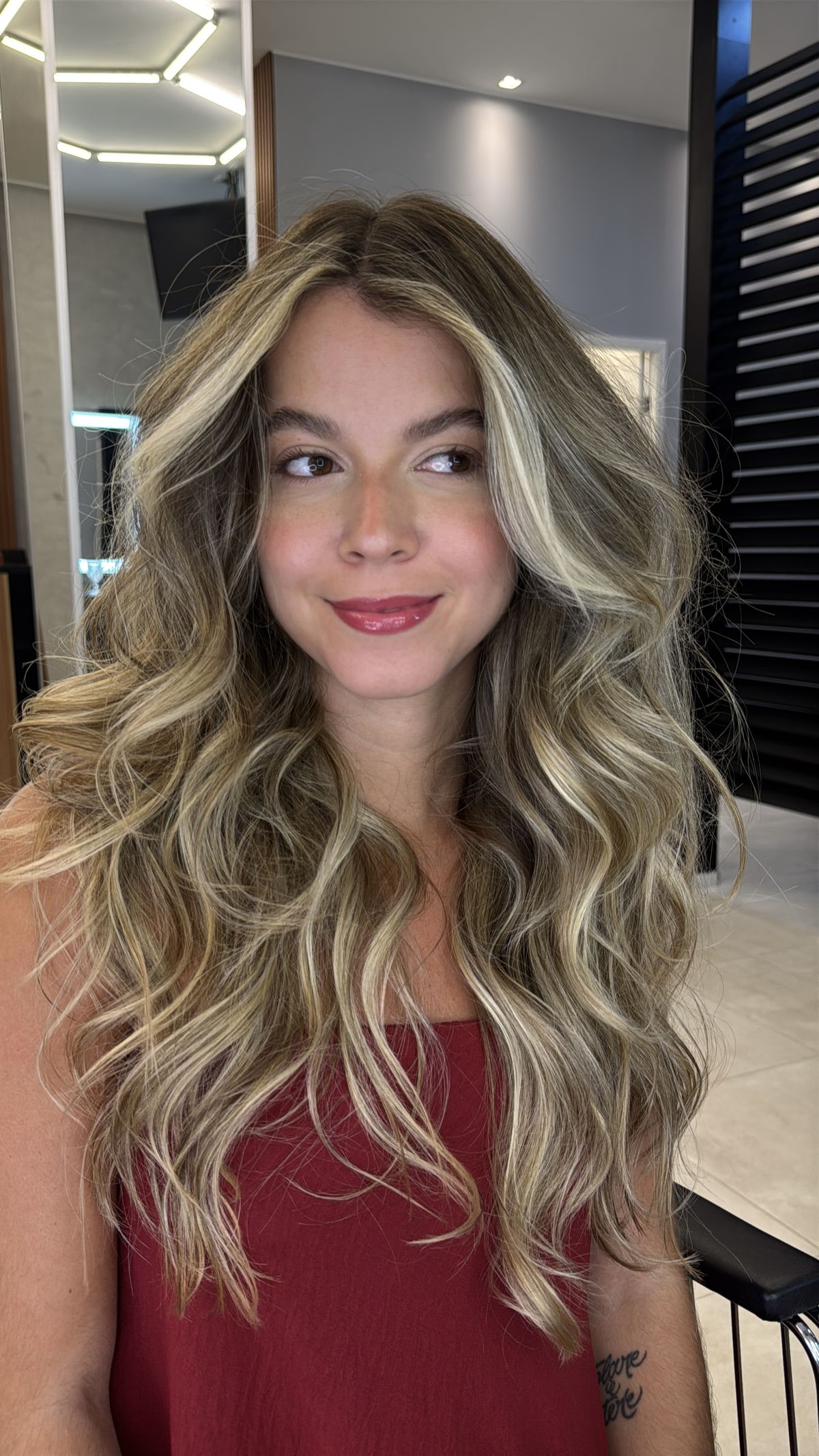 Mechas iluminadas em cabelo ondulado no Jesus Salon, Brasília