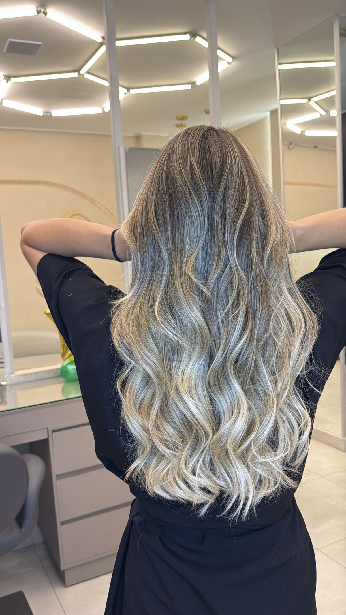 Mechas platinum longas feitas no Jesus Salon, Sudoeste Brasília