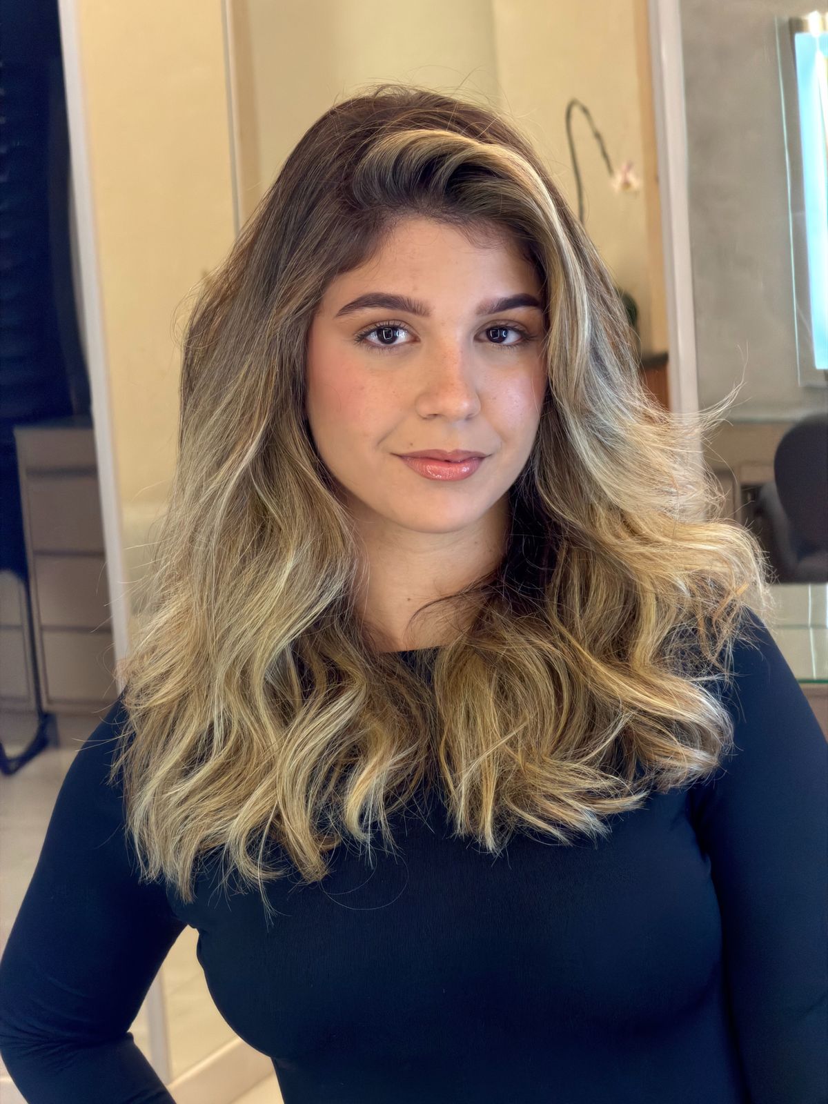 Morena iluminada em cabelo ondulado no Jesus Salon, Brasília